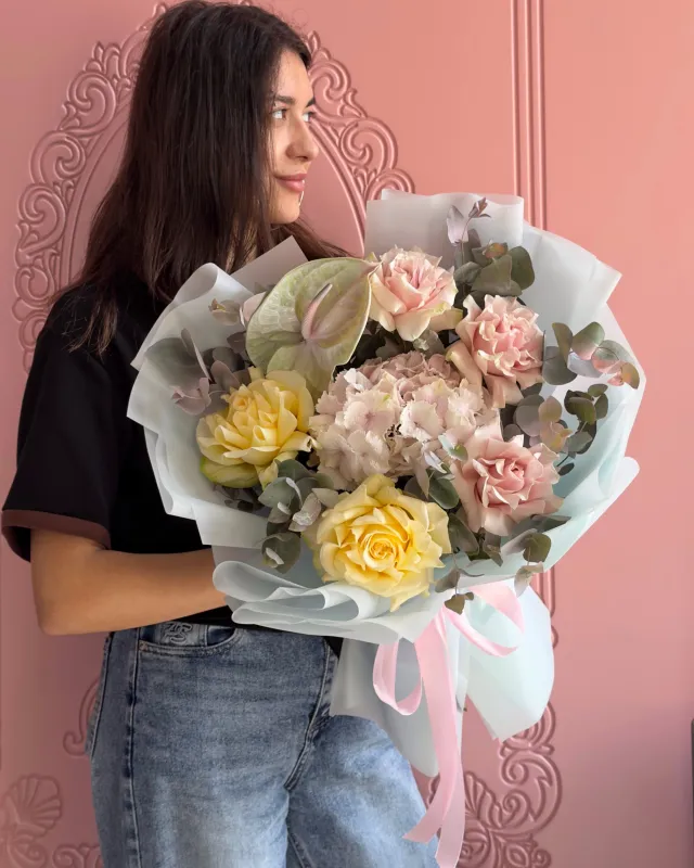 Pink Mondial 3, White Mondial 2, Hydrangea Pink 1, Anthurium white 1(M)