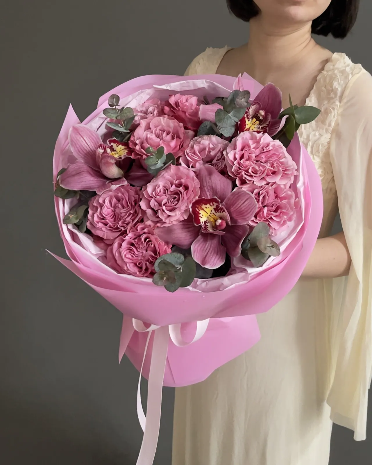 «Royal Pink» – Букет с орхидеями и пионовидными розами