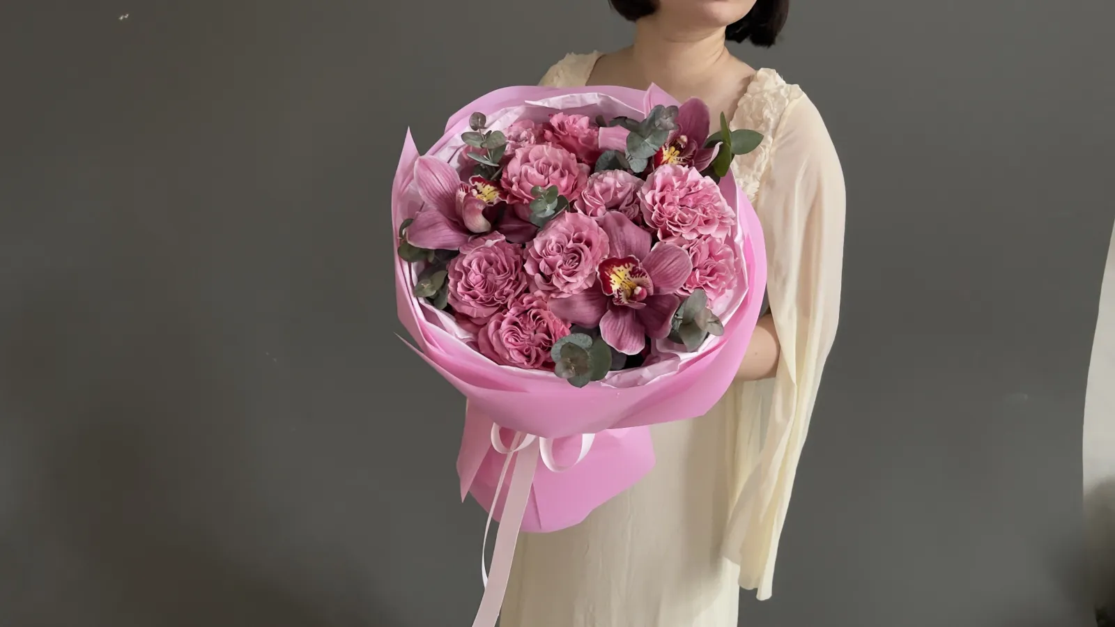 «Royal Pink» – Букет с орхидеями и пионовидными розами