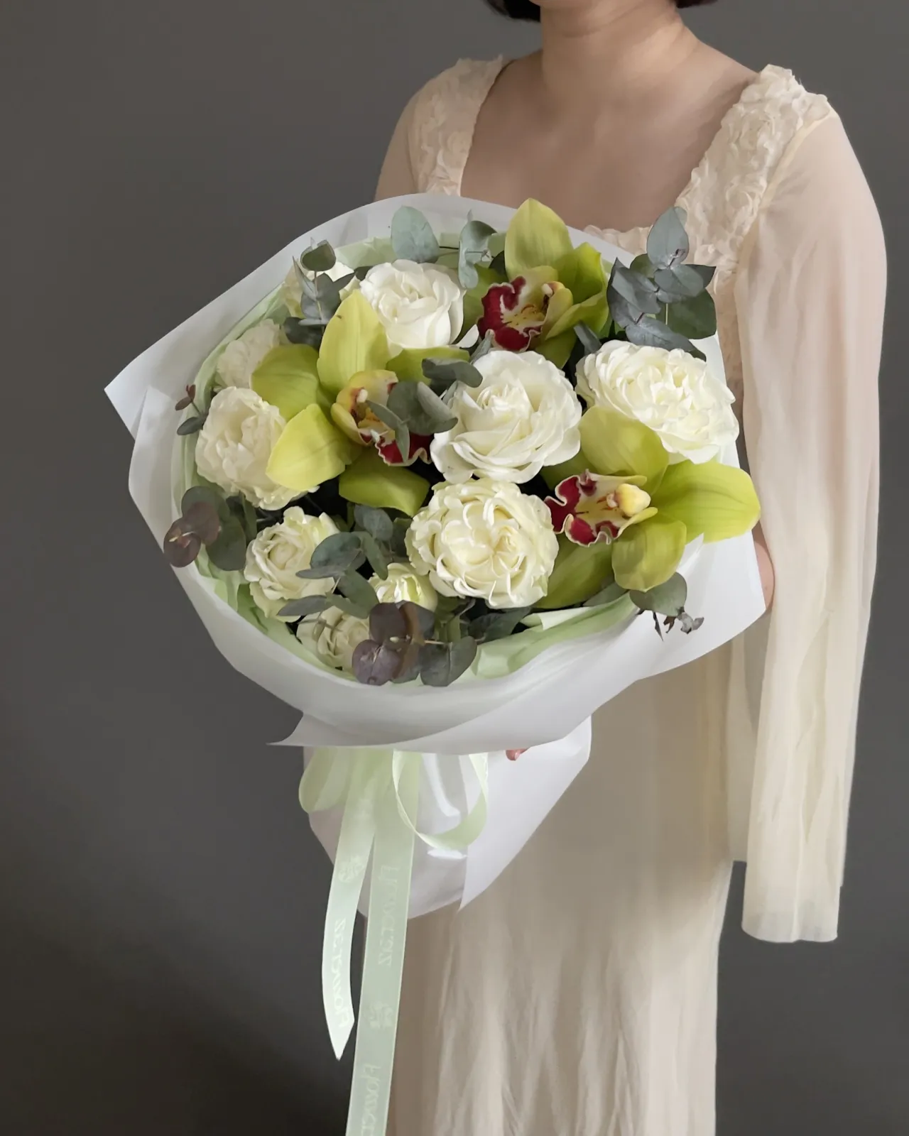 «Green Elegance» – Букет с орхидеями и пионовидными розами