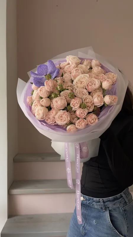 Lavender Touch – Букет с пионовидными розами и орхидеей Vanda