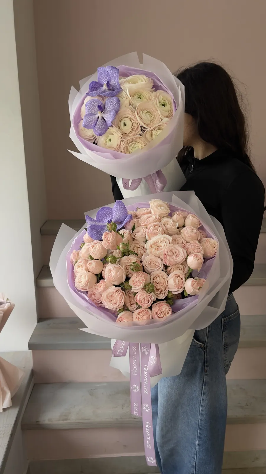 Lilac Cloud” – Букет с ранункулюсами и орхидеей Vanda