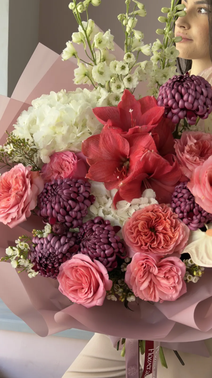 Crimson Blossom – Ekspressiv romantik buket