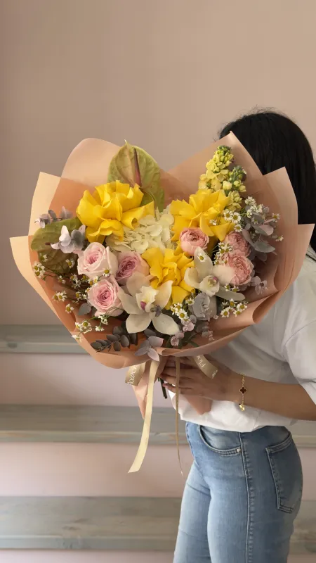 Hydrangea, Fragrant roses, Orchid, Anthurium