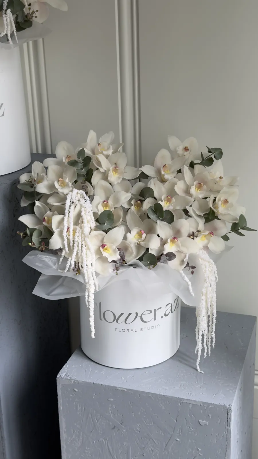 White Orchid Cloud – Premium Qutu Kompozisiyası