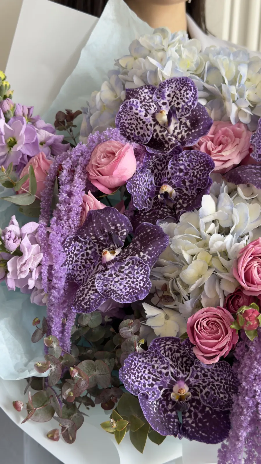 White Orchid Cascade – Премиальный букет