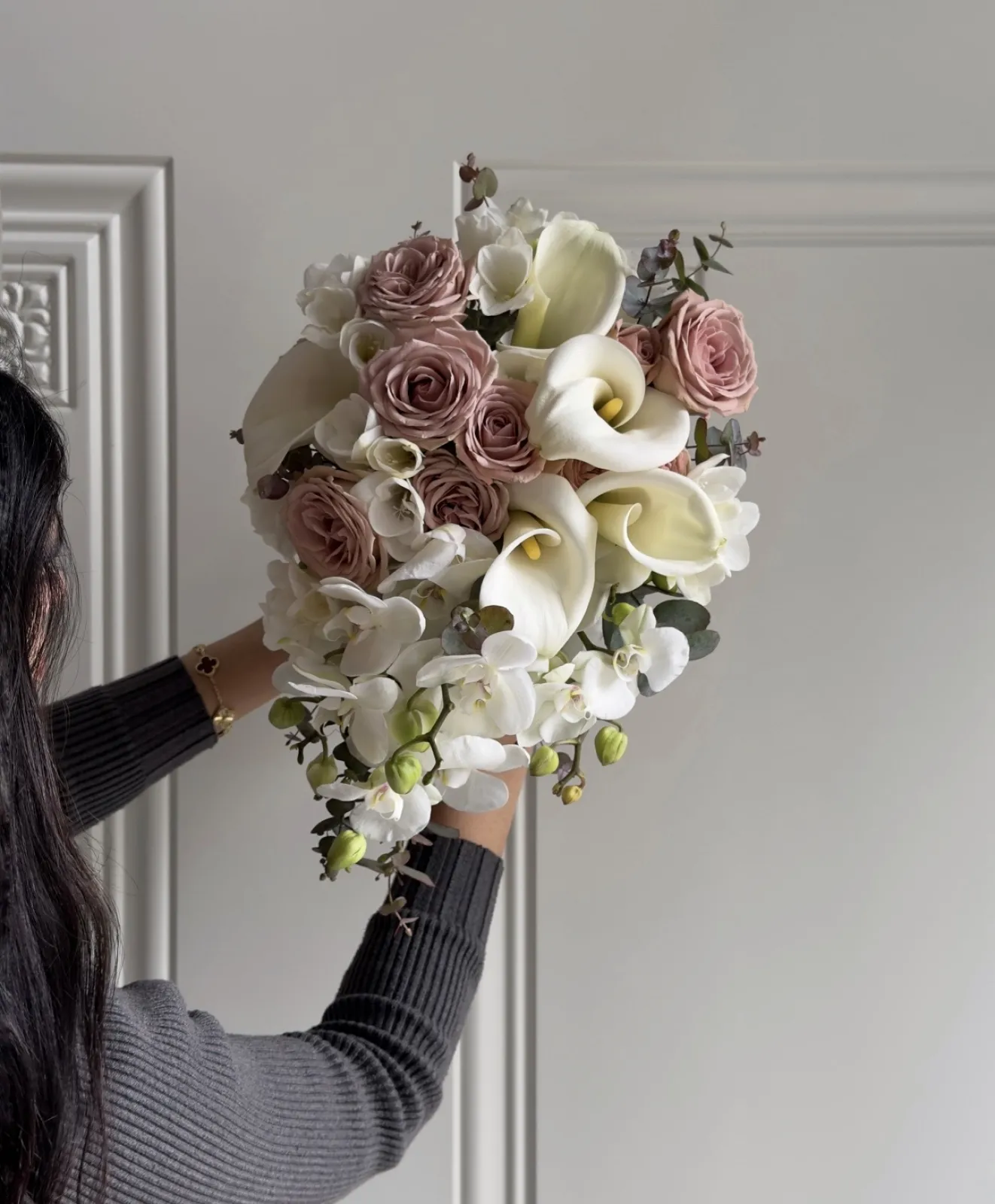 Ivory Cascade Romance – Premium Buket