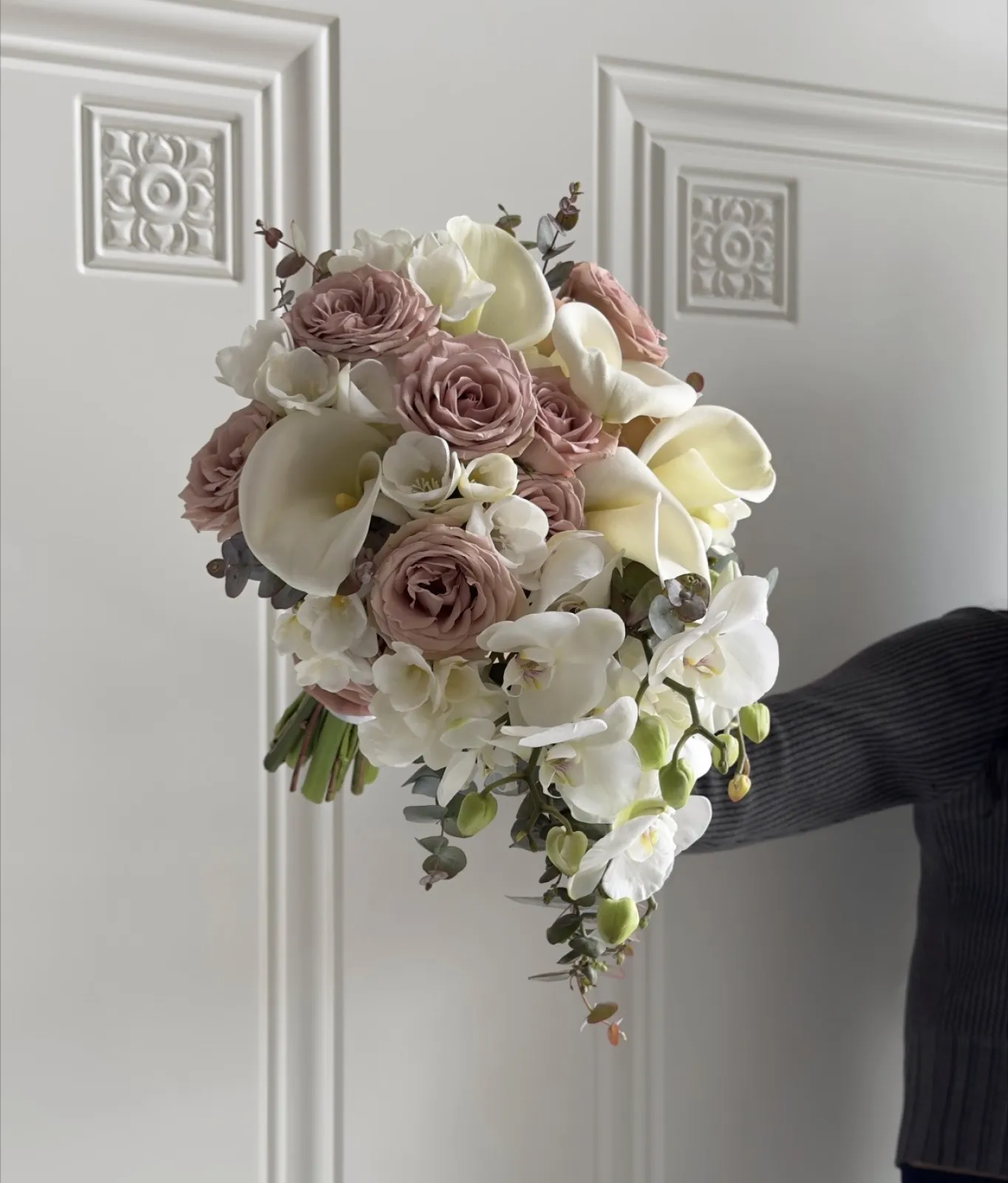 Ivory Cascade Romance – Premium Buket