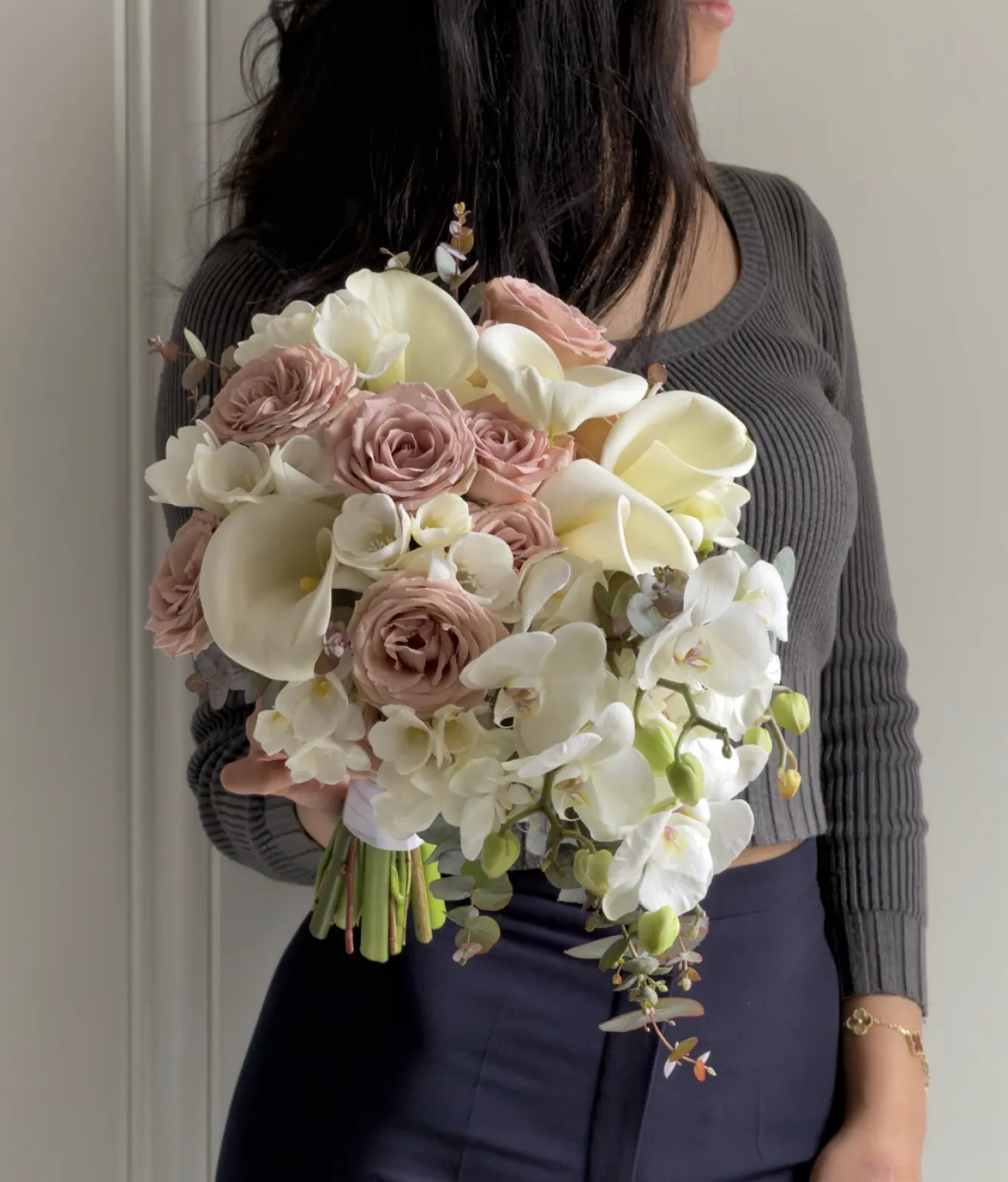 Ivory Cascade Romance – Premium Buket