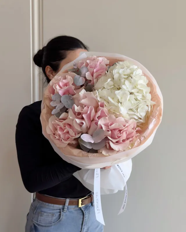Blush Hydrangea – Premium Buket