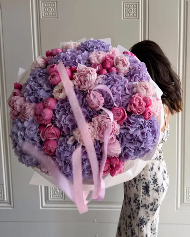 Премиальный букет Sarah Bernhardt & Hydrangea